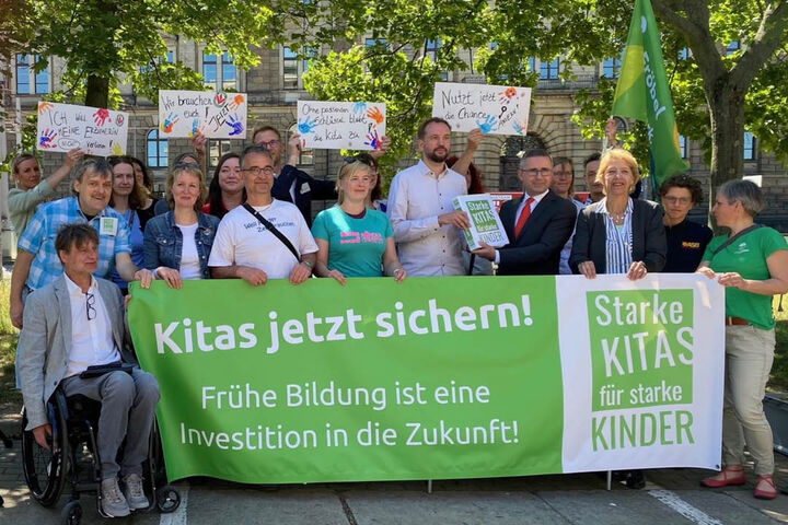 Kita-Bündnis übergibt 32.643 Unterschriften an...