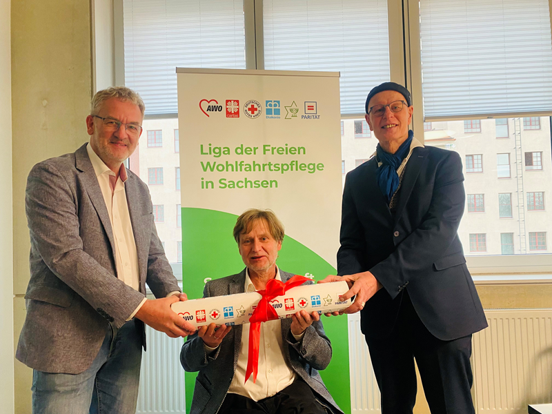 Staffelübergabe der Liga Sachsen von der Arbeiterwohlfahrt an die Diakonie, v.l.n.r.: David Eckardt (aktueller Liga-Vorsitzender, AWO), Frank Schaffrath (aktueller Liga Geschäftsführer, AWO), Dietrich Bauer (neuer Liga Vorsitzender, Diakonie)