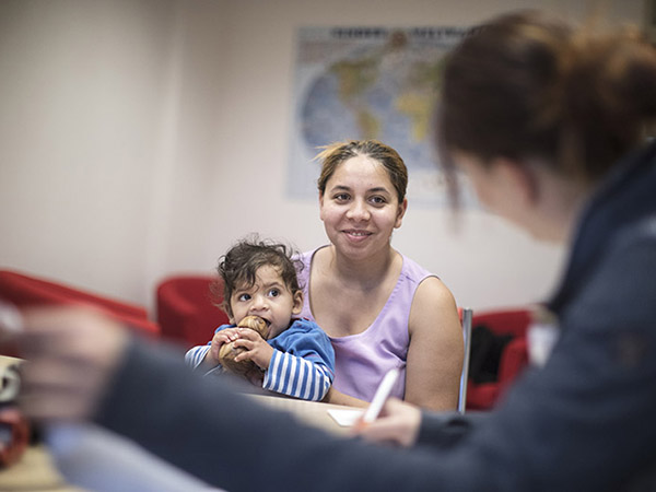 Symbolbild: Frau mit Kleinkind in einer Beratungssituation