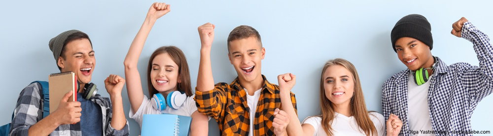 Symbolbild: Fünf junge Menschen stehen nebeneinander. (Foto: Olga Yastremska - stock.adobe.com)