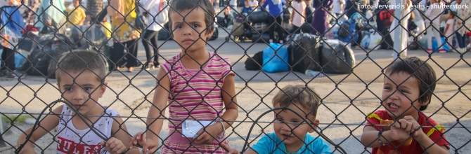 Kinder am Zaun eines Flüchtlingslagers