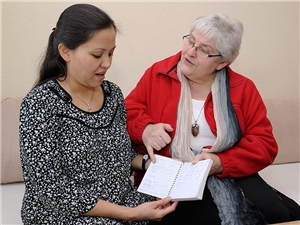 Zwei Frauen im Gespräch