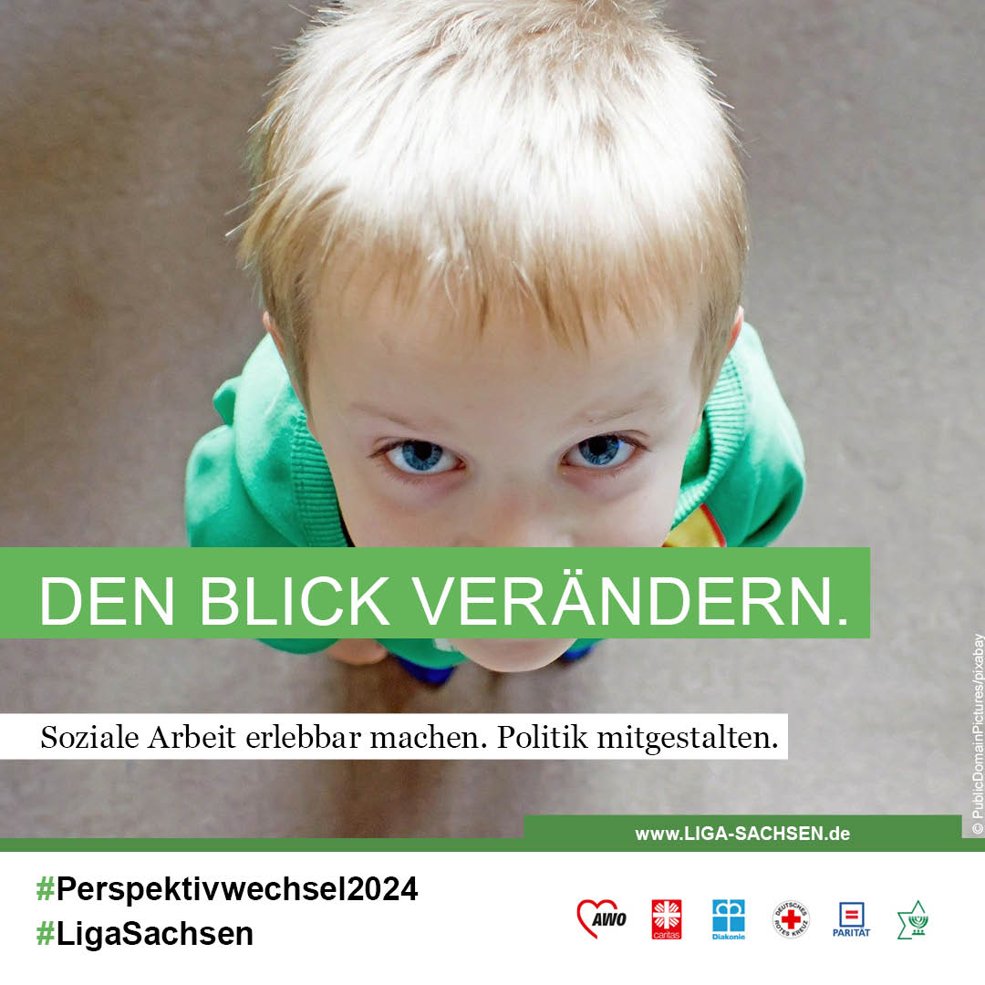 Ein Junge von oven fotografiert, schaut interessiert in die Kamera